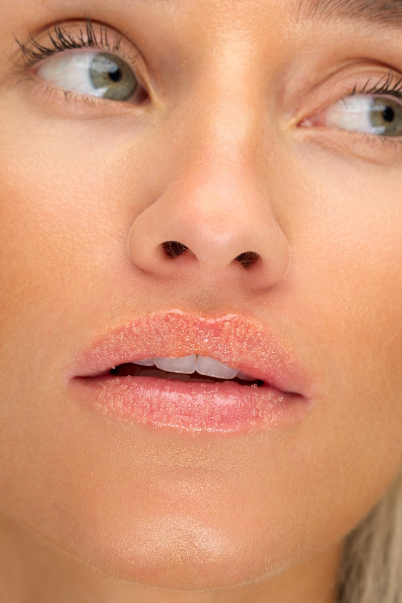 Exfoliant pentru buze Killer Lips Peach Scrub 16g